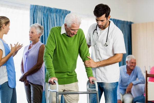 Gammel mann med gåstol