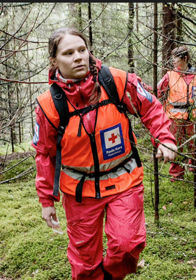 Bilde av dame med Røde Kors klær