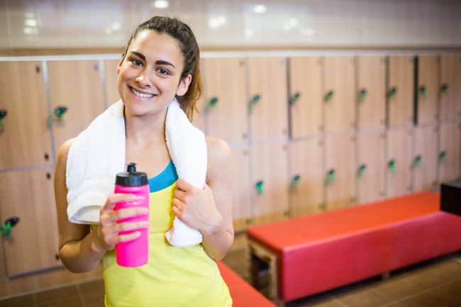 Dame med håndkle på treningstudio